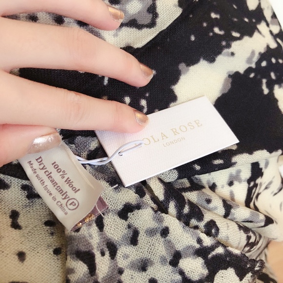 100% Wool LOLA ROSE LONDON Scarf - Picture 3 of 3